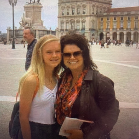 Meet your Posher, Caitlin - Picture 3 of 3